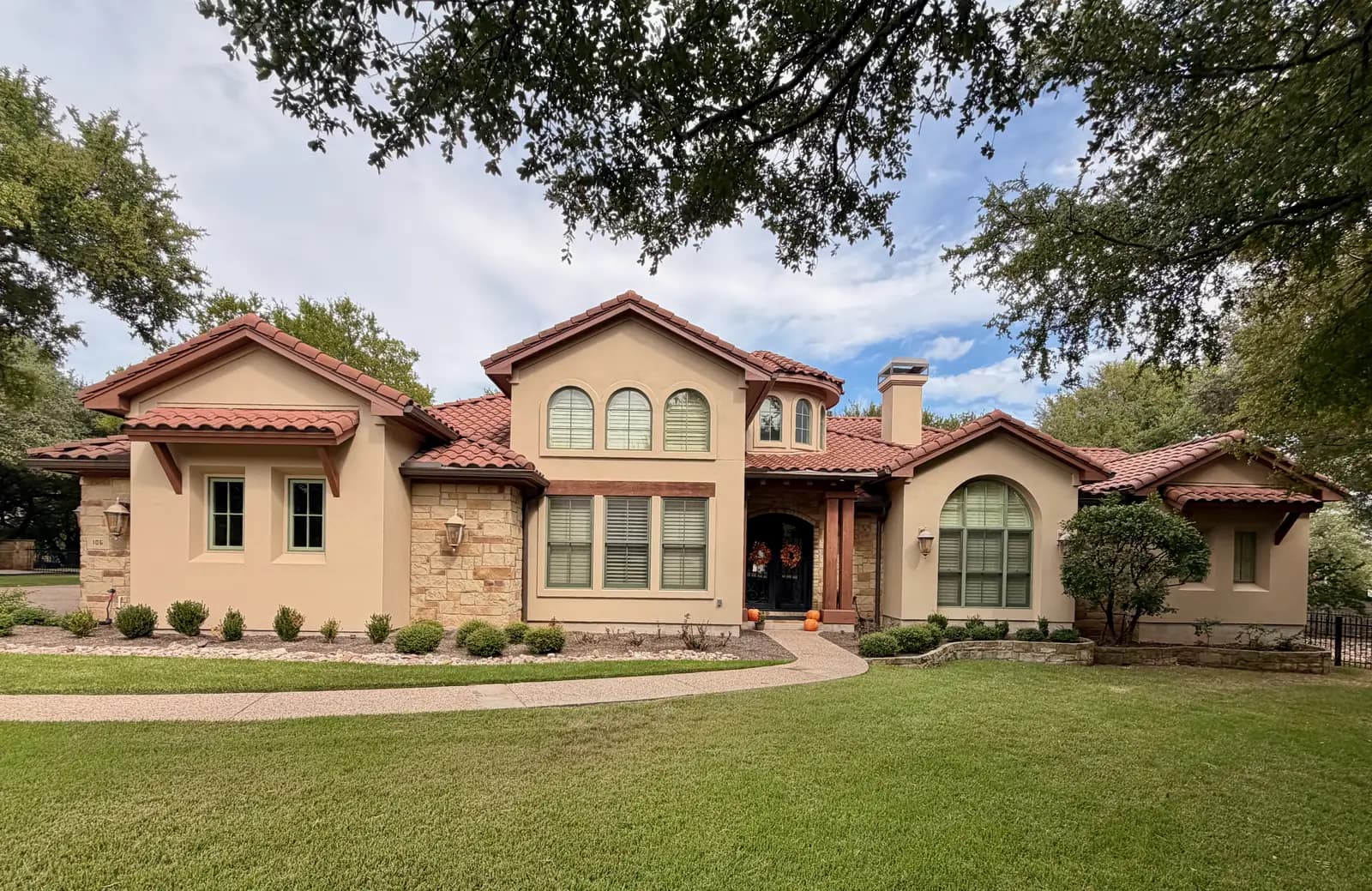 Finished stucco exterior painted by Ranger Painting near Lakeway